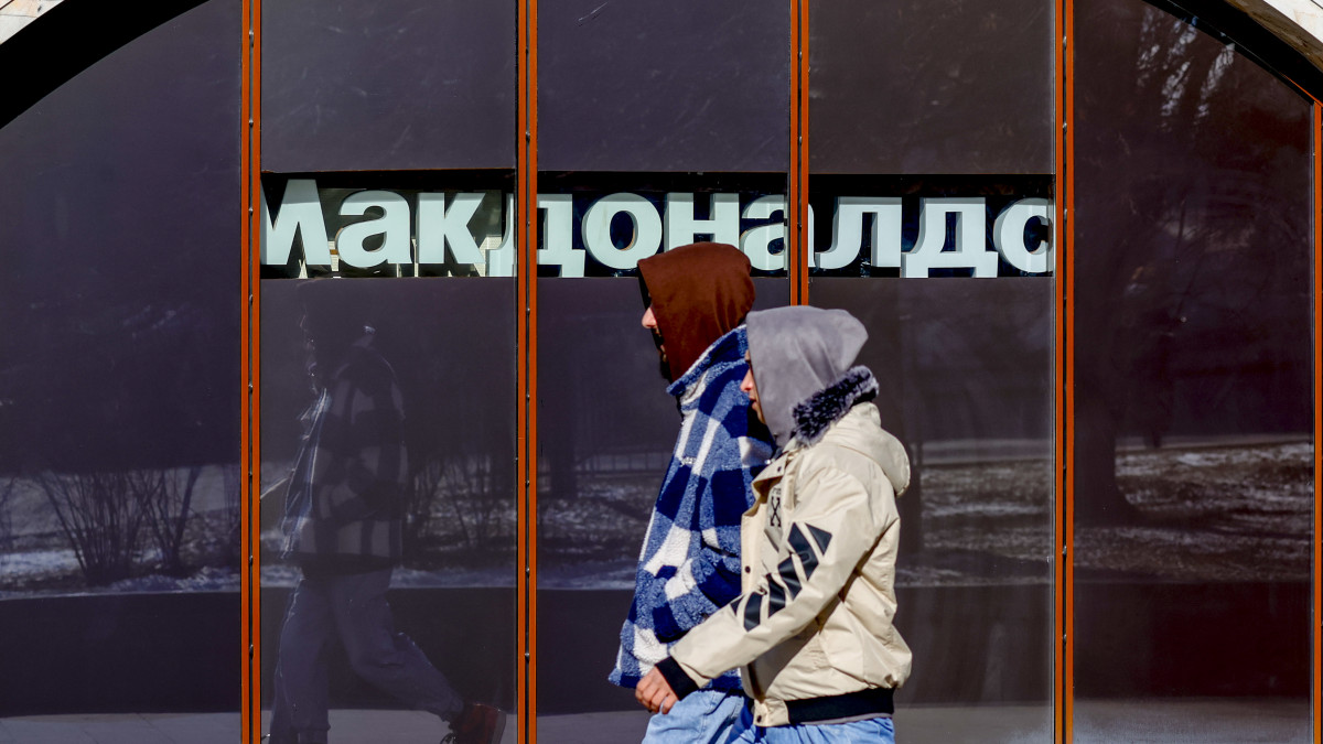 MOSCOW, RUSSIA - MARCH 09: People walk past a McDonalds restaurant in Moscow, Russia on March 09, 2022. McDonaldĂ˘s said temporarily closing all of its 850 restaurants in Russia in response to the countrys attacks of Ukraine. (Photo by Sefa Karacan/Anadolu Agency via Getty Images)