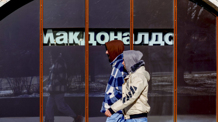 Megrohamozták a McDonaldsokat az oroszok a bezárás előtt – videó