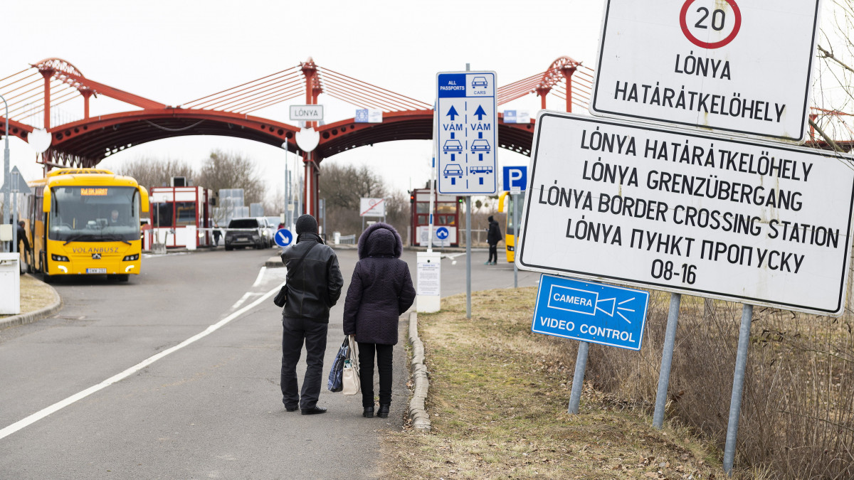 Egy házaspár várja az orosz-ukrán háború elől menekülő hozzátartozóit a magyar-ukrán határátkelőhelyen, Lónyán 2022. március 2-án.