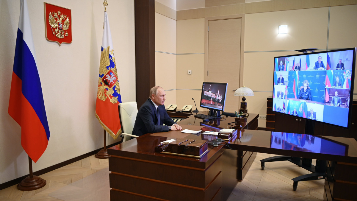 Vlagyimir Putyin orosz elnök videókonferencia keretében tárgyal az orosz biztonsági tanács tagjaival a Moszkva melletti vidéki rezidenciáján, Novo-Ogarjovóban 2022. március 3-án. Vlagyimir Putyin orosz elnök február 24-én rendelte el katonai művelet végrehajtását Ukrajnában.