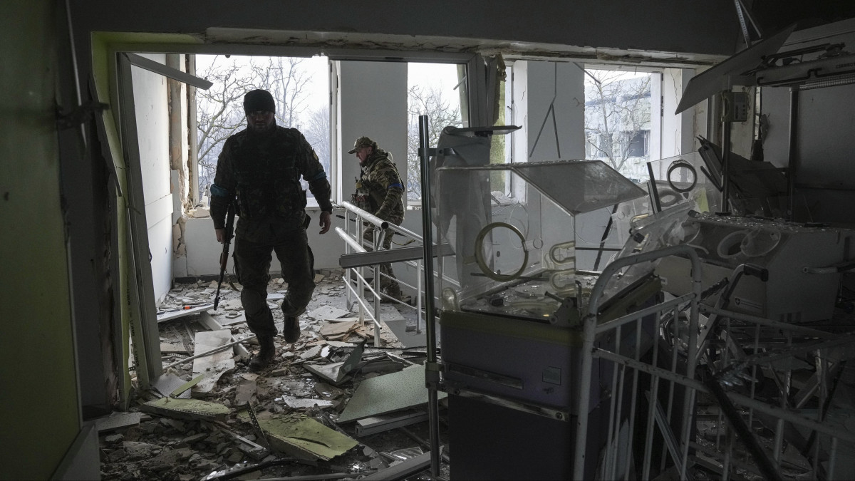 Ukrán katonák dolgoznak a bombatámadásban megrongálódott mariupoli gyermekkórházban 2022. március 9-én. Vlagyimir Putyin orosz elnök február 24-én rendelte el katonai művelet végrehajtását Ukrajnában.