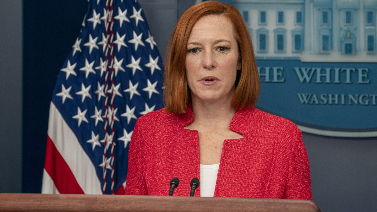 Jen Psaki, a Fehér Ház szóvivője sajtótájékoztatót tart a washingtoni Fehér Ház James Brady sajtószobájában 2022. január 14-én.