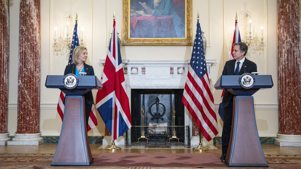 Antony Blinken amerikai külügyminiszter (j) és brit hivatali partnere, Elizabeth Truss sajtótájékoztatót tart az amerikai külügyminisztérium washingtoni épületében 2022. március 9-én.