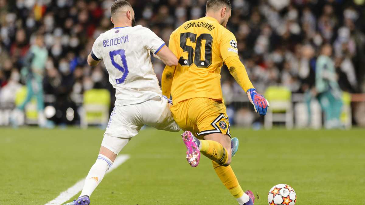 MADRID, SPAIN - MARCH 09: Karim Benzema of Real Madrid CF (L) battles for the ball with Goalkeeper Gianluigi Donnarumma of Paris Saint Germain (R) during the UEFA Champions League Round Of Sixteen Leg Two match between Real Madrid and Paris Saint-Germain at Estadio Santiago Bernabeu on March 9, 2022 in Madrid, Spain. (Photo by Alvaro Medranda/Eurasia Sport Images/Getty Images)