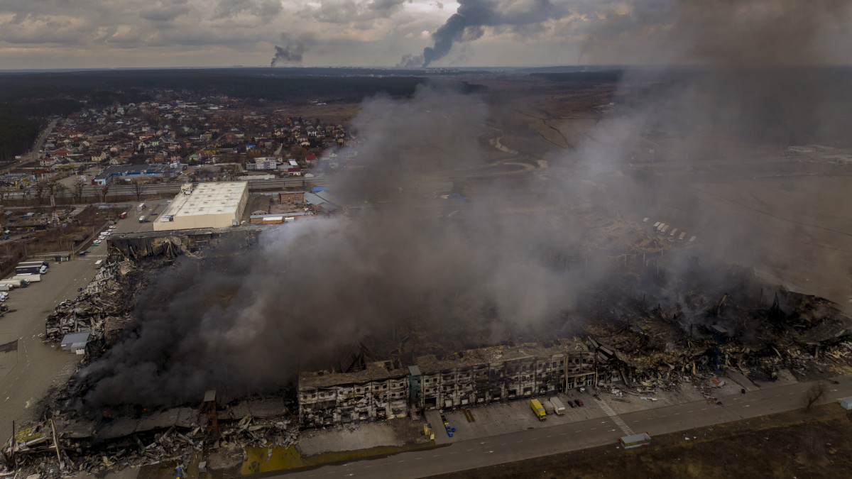 Orosz légicsapás után füst száll a magasba egy gyárépületből a Kijev közelében lévő Irpinyben 2022. március 6-án. Vlagyimir Putyin orosz elnök február 24-én rendelte el katonai művelet végrehajtását Ukrajnában.