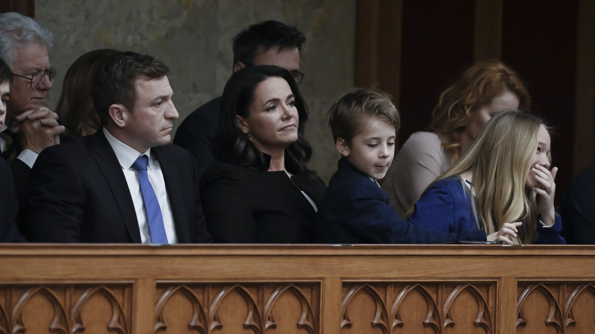 Novák Katalin, a kormányzó Fidesz-KDNP köztársaságielnök-jelöltje (k) családja körében az Országgyűlés plenáris ülésén, ahol megválasztják az új államfőt 2022. március 10-én.