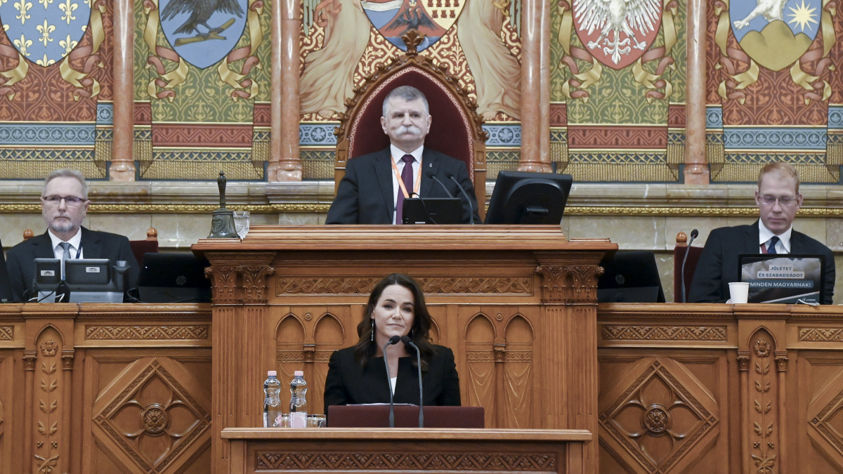 Novák Katalin, a kormányzó Fidesz-KDNP köztársaságielnök-jelöltje beszédet mond az Országgyűlés plenáris ülésén, ahol megválasztják az új államfőt 2022. március 10-én. Mögötte Kövér László házelnök.