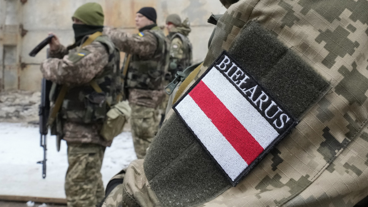 Fehérorosz önkéntesek katonai kiképzésen vesznek részt Kijevben 2022. március 8-án, hogy támogatni tudják az ukrán hadsereget. Vlagyimir Putyin orosz elnök február 24-én rendelte el katonai művelet végrehajtását Ukrajnában.