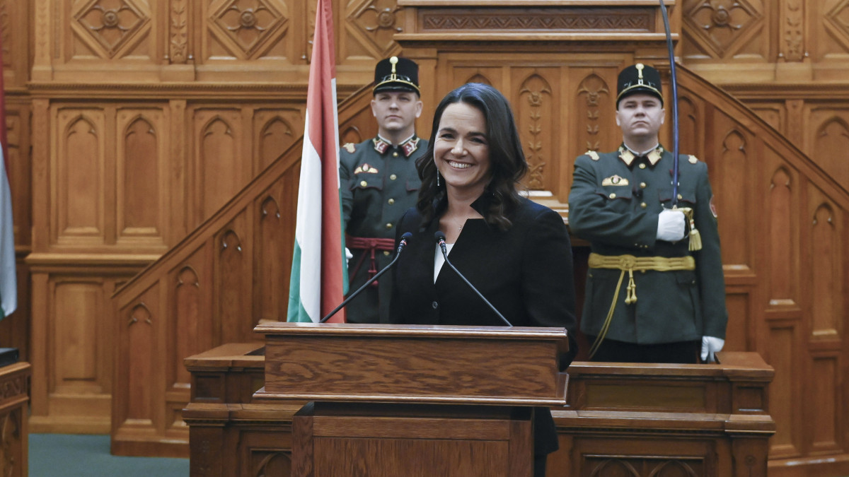 Novák Katalin megválasztott köztársasági elnök, miután esküt tett az Országgyűlés plenáris ülésén 2022. március 10-én. A kormányzó Fidesz-KDNP államfőjelöltjét az Országgyűlés 137 igen szavazattal választotta meg Magyarország hatodik köztársasági elnökévé a rendszerváltás után.