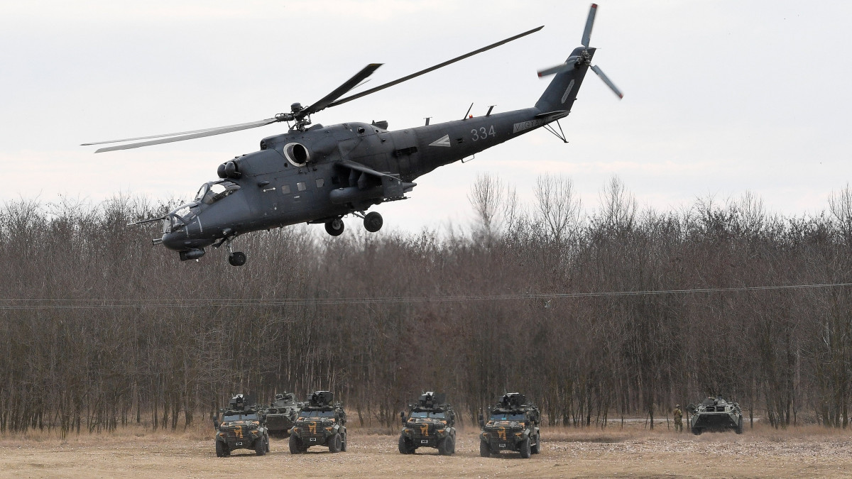 Gidrán típusú páncélozott harcjárművek és Mi-24 típusú harci helikopter gyakorlatoznak az 5. Bocskai István Lövészdandár Vay Ádám Kiképző Bázisán Hajdúhadház közelében 2022. február 25-én. A Magyar Honvédség alakulatai folyamatosan érkeznek a keleti országrészbe.