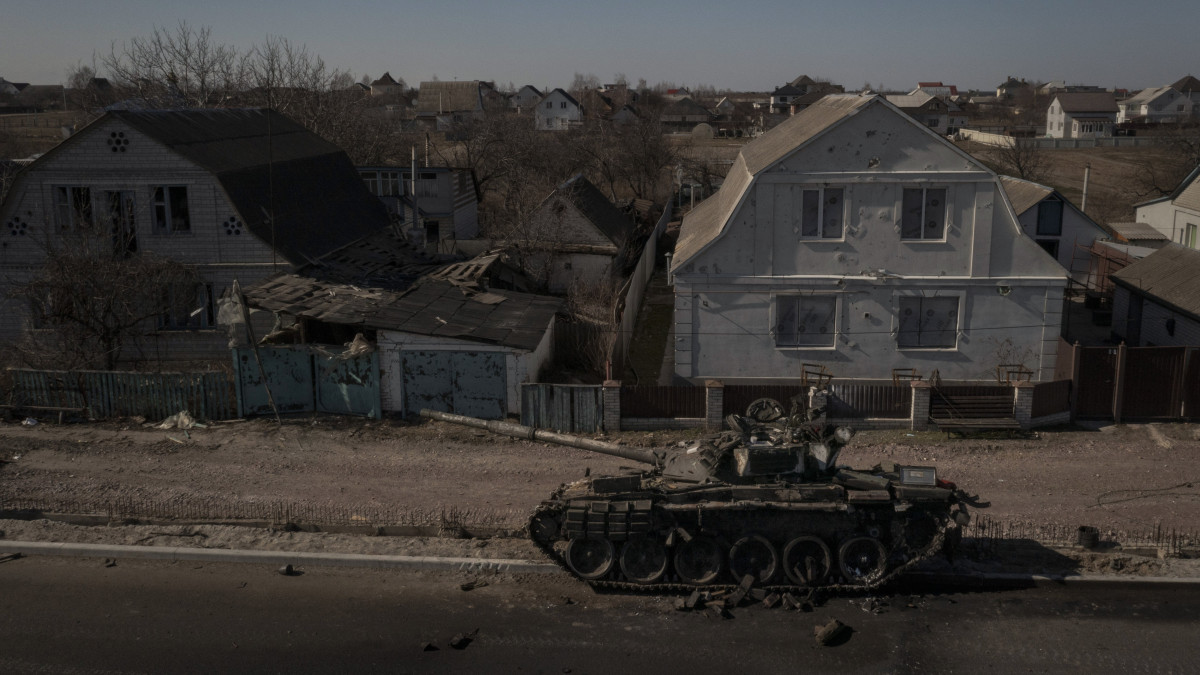Az orosz és az ukrán csapatok közötti harcban megrongálódott tank a Kijev közelében fekvő Brovariban 2022. március 10-én. Vlagyimir Putyin orosz elnök február 24-én rendelte el katonai művelet végrehajtását Ukrajnában.