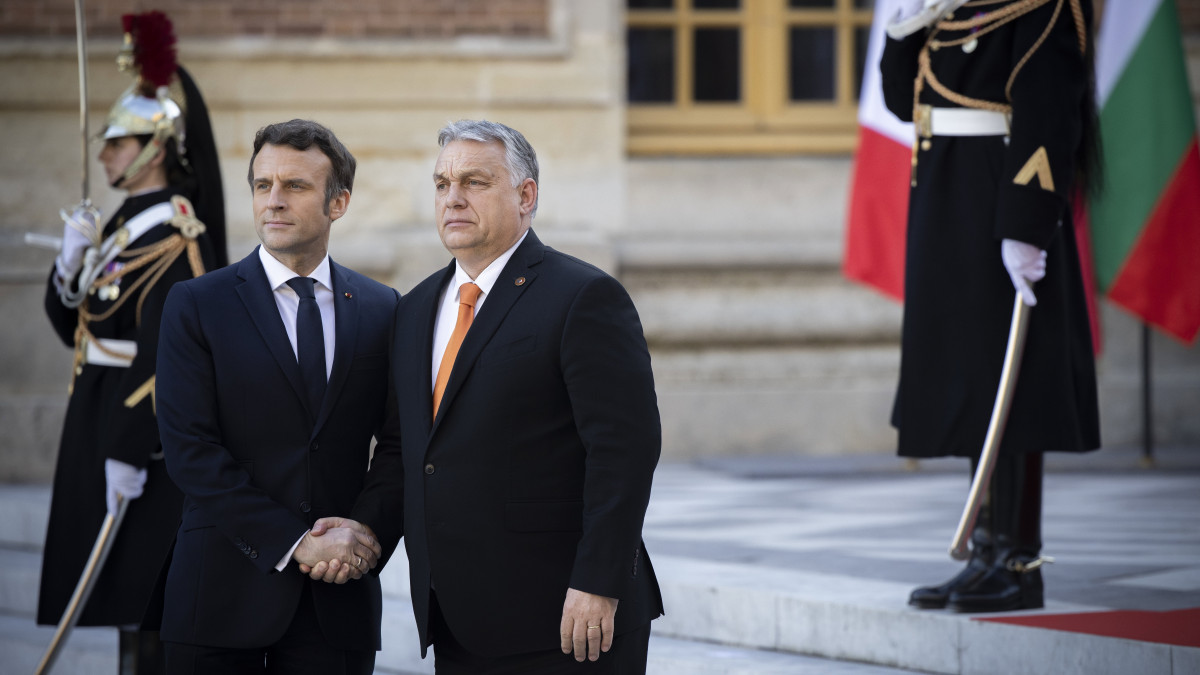 A Miniszterelnöki Sajtóiroda által közreadott képen Emmanuel Macron francia elnök (b) fogadja Orbán Viktor kormányfőt Versailles-ban, az uniós állam- és kormányfők rendkívüli csúcstalálkozóján, amelyen az orosz-ukrán háborúról és következményeiről tárgyalnak Versailles-ban 2022. március 10-én.