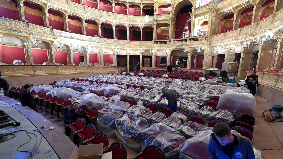 A nézőtéri székeket szerelik a helyükre a felújítás alatt álló Magyar Állami Operaházban 2022. március 3-án.