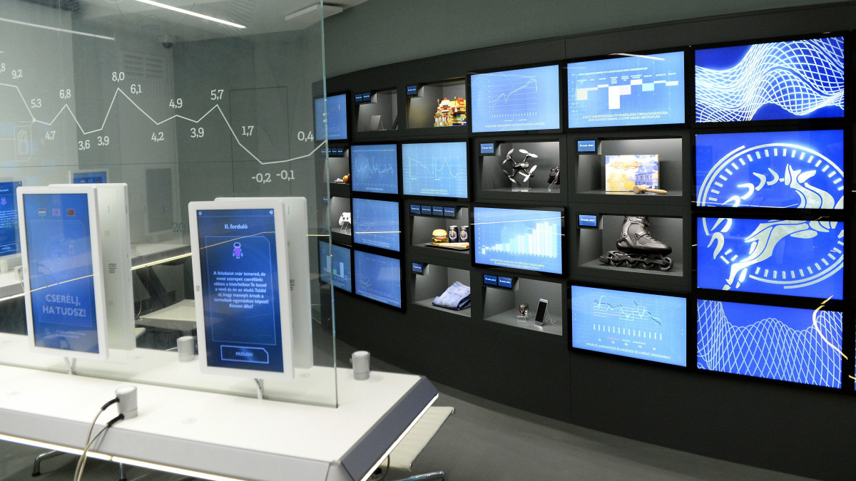Cserekereskedelem-játék a Magyar Nemzeti Bank (MNB) március 16-tól megtekinthető Pénzmúzeumában 2022. március 10-én. A pénz történetét, valamint a pénzgazdálkodás működését és jövőjét bemutató, interaktív kiállítást a legmodernebb múzeumpedagógiai és digitális technológiákkal szerelték fel. A 2400 négyzetméter alapterületű tárlatban több mint 200 kijelző és projektor, 54 egyedi installáció, több száz négyzetméter fizikai grafika és 133 kisfilm ismerteti meg a pénz világával valamennyi korosztályt, köztük hangsúlyosan a 12-18 éveseket.