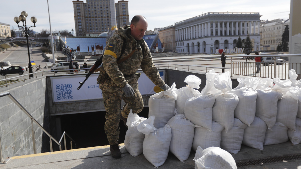 Ukrán katona homokzsákokból épít védővonalat Kijev belvárosában 2022. március 11-én. Vlagyimir Putyin orosz elnök február 24-én rendelte el katonai művelet végrehajtását Ukrajnában.