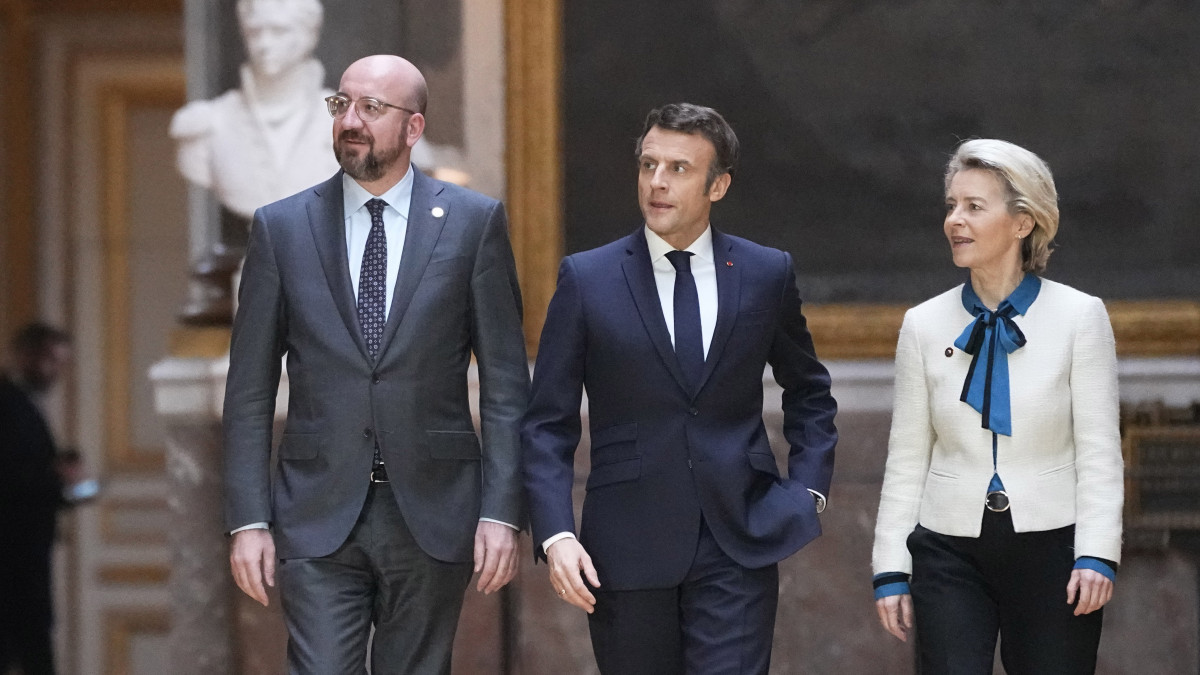 Ursula von der Leyen, az Európai Bizottság elnöke (j), Emmanuel Macron francia elnök (k) és Charles Michel, az Európai Tanács elnöke sajtótájékoztatóra érkezik az Európai Unió tagországai állam- és kormányfőinek az ukrajnai háborúval kapcsolatos intézkedésekkel foglalkozó rendkívüli csúcstalálkozóját követően Versailles-ban 2022. március 11-én. Vlagyimir Putyin orosz elnök február 24-én rendelte el katonai művelet végrehajtását Ukrajnában.