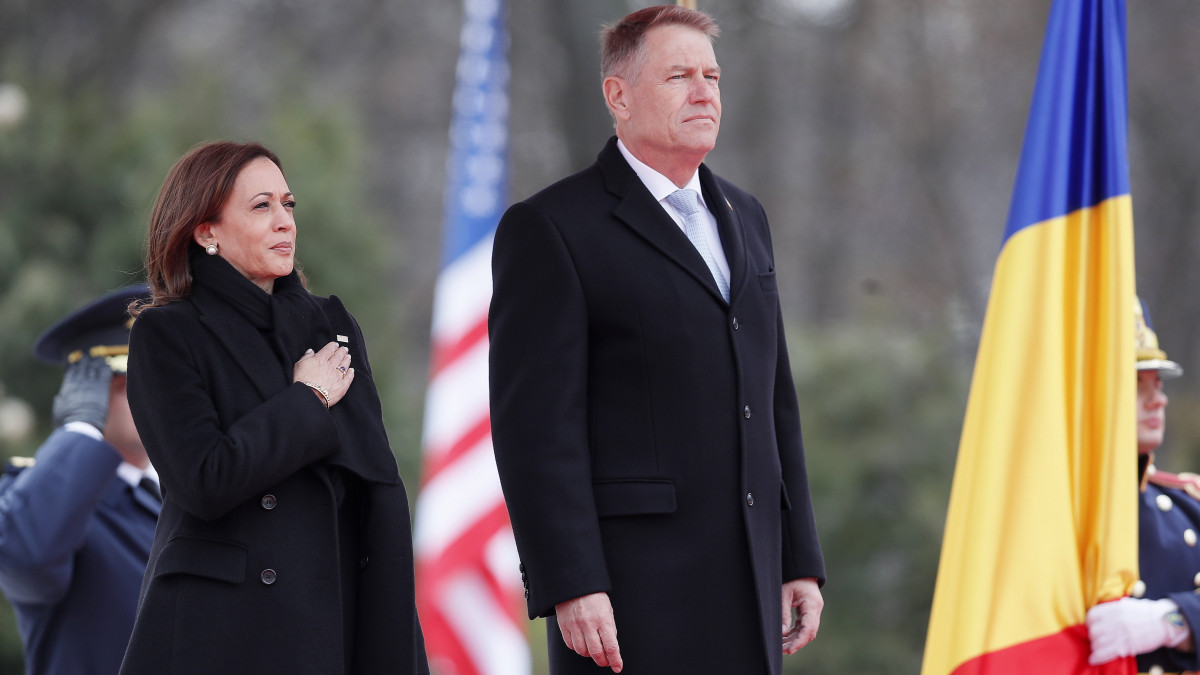 Klaus Iohannis román államfő (j) és Kamala Harris amerikai alelnök a Cotroceni elnöki palotában tartott fogadási ünnepségen Bukarestben 2022. március 11-én. Vlagyimir Putyin orosz elnök február 24-én rendelte el katonai művelet végrehajtását Ukrajnában.