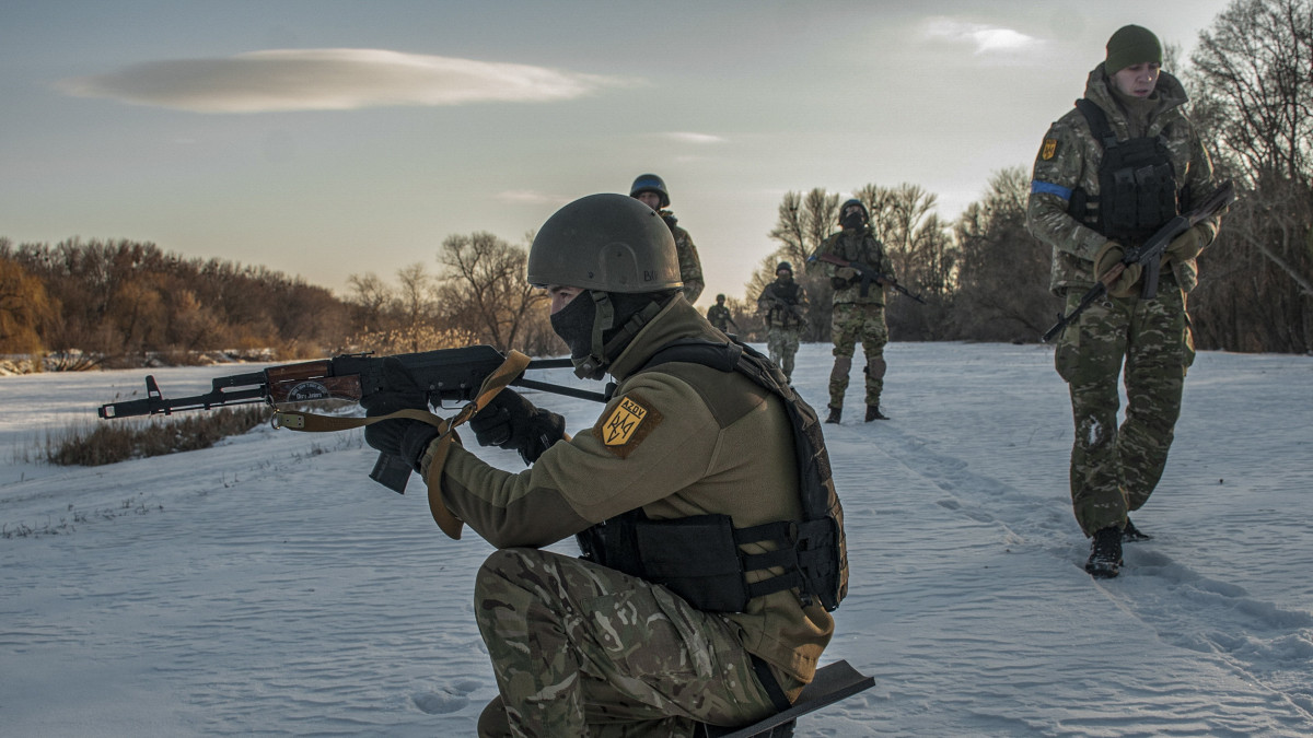 Az ukrán területvédelmi erők tagjai fegyverekkel gyakorlatoznak Harkivban 2022. március 11-én. Vlagyimir Putyin orosz elnök február 24-én rendelte el katonai művelet végrehajtását Ukrajnában.