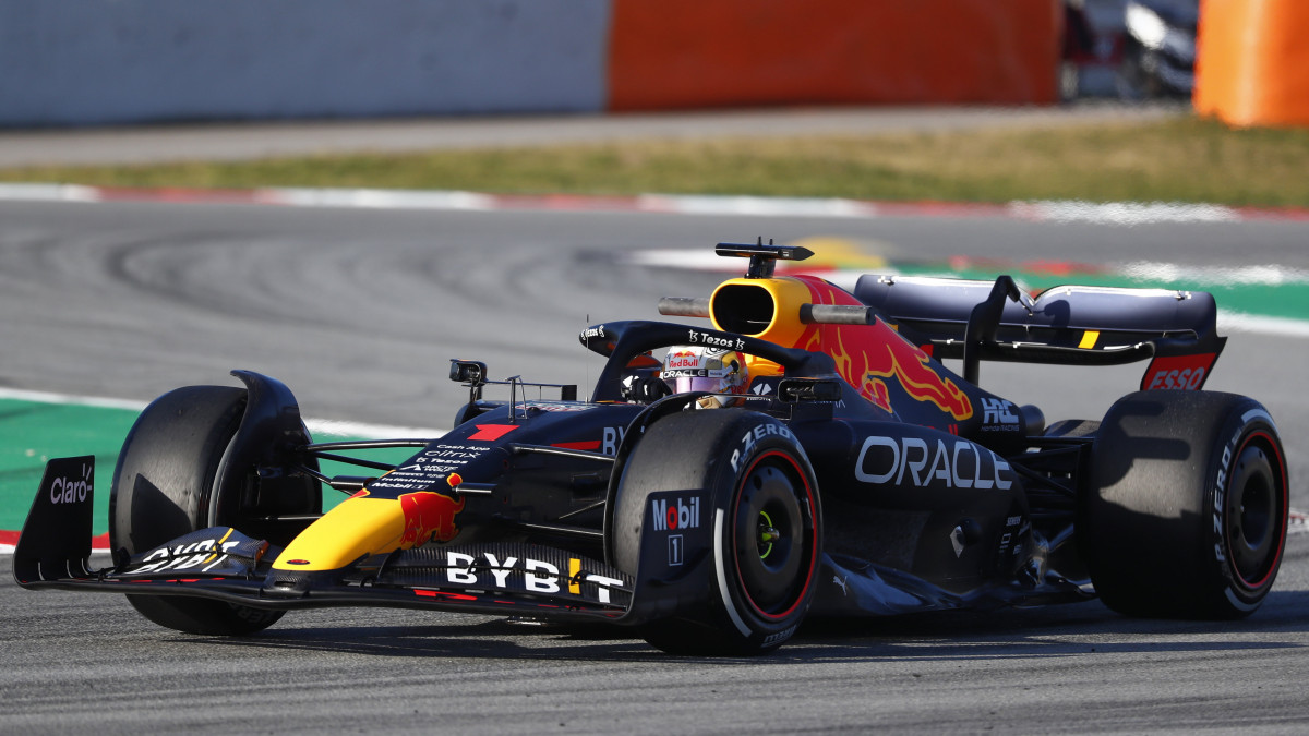 Max Verstappen, a Red Bull holland versenyzője teszteli versenyautóját a Barcelona melletti montmelói pályán 2022. február 23-án. A Forma-1-es autós gyorsasági világbajnokság szezonnyitó nagydíját március 20-án rendezik Bahreinben.