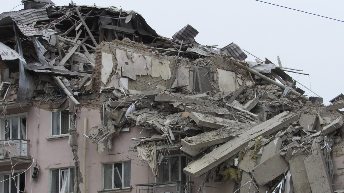 Az Ukrajna Szálloda megsemmisült épülete egy orosz légicsapást követően Csernyihivben 2022. március 12-én. Vlagyimir Putyin orosz elnök február 24-én rendelte el katonai művelet végrehajtását Ukrajnában.