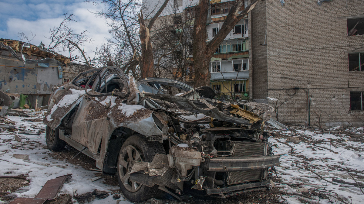Tüzérségi támadásban megsemmisült autó roncsa Harkivban 2022. március 13-án. Vlagyimir Putyin orosz elnök február 24-én rendelte el katonai művelet végrehajtását Ukrajnában.