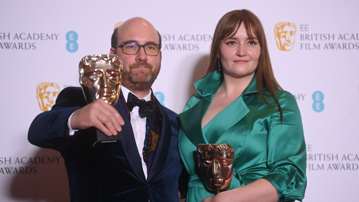 Sipos Zsuzsanna látványtervező és Patrice Vermette kanadai produkciós tervező, miután átvették a legjobb produkciós tervezésért odaítélt elismerést A Dűne című filmért a Brit Film- és Televíziós Művészeti Akadémia (BAFTA) díjkiosztó ünnepségére a londoni Royal Albert Hallban 2022. március 13-án.
