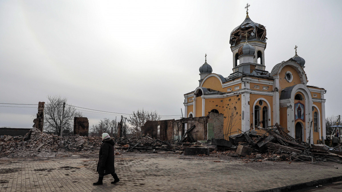 Egy orosz támadásban súlyosan megrongálódott ortodox templom Malinban 2022. március 12-én. Vlagyimir Putyin orosz elnök február 24-én rendelte el katonai művelet végrehajtását Ukrajnában.