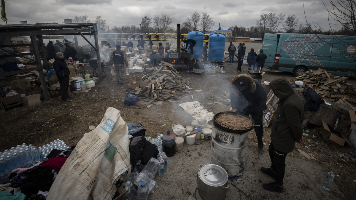 BUCHA, UKRAINE - MARCH 13: Hot meals and food supplies are prepared for the evacuees as evacuations continue from conflict areas on the day 18 since Russian attacks over Ukraine in Bucha city near the capital Kyiv, Ukraine on March 13, 2022. (Photo by Emin Sansar/Anadolu Agency via Getty Images)