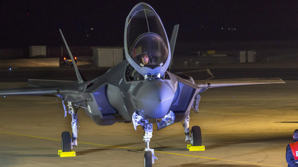 Beér-Seva, 2016. december 12.Az egyik gép amerikai pilótája kiszáll fülkéjéből két F-35-ös amerikai gyártmányú harci repülőgép földet érésekor a dél-izrael Beér-Seva közelében lévő Nevatim légi támaszponton 2016. december 12-én. Ez első két Izraelbe érkezett lopakodó F-35-ös gép az ötven közül, amelyeket Izrael vásárol a Lockheed Martin amerikai társaságtól. (MTI/EPA/Jim Hollander)
