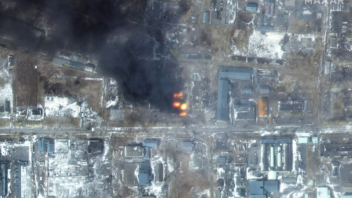 Légi videó a bombázott Mariupolról, tartalékai végén jár a város