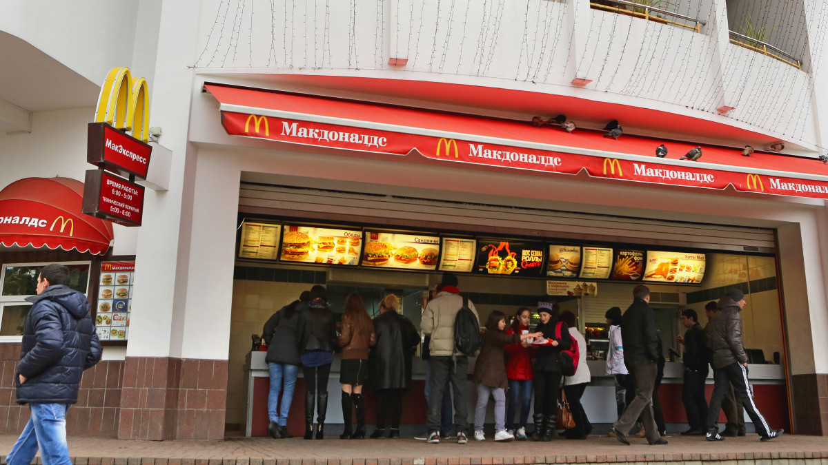 People visit a branch of the fastfood restaurant McDonalds in Sochi, Russia, 05 February 2013. The 2014 Olympic Games are held in Sochi. Photo: JAN WOITAS | usage worldwide   (Photo by Jan Woitas/picture alliance via Getty Images)