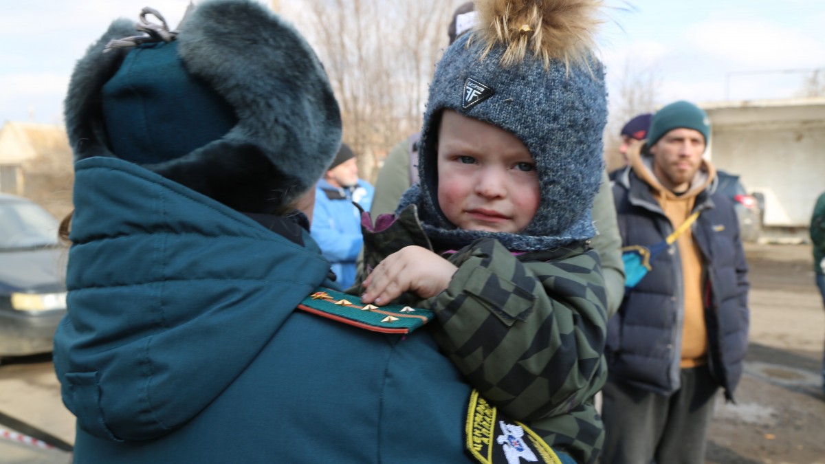 DONETSK, UKRAINE - MARCH 10: 10 civilians including three children, evacuated from Mariupol and suburban villages, are placed in the villages southern Donetsk, Ukraine on March 10, 2022. (Photo by Leon Klein/Anadolu Agency via Getty Images)