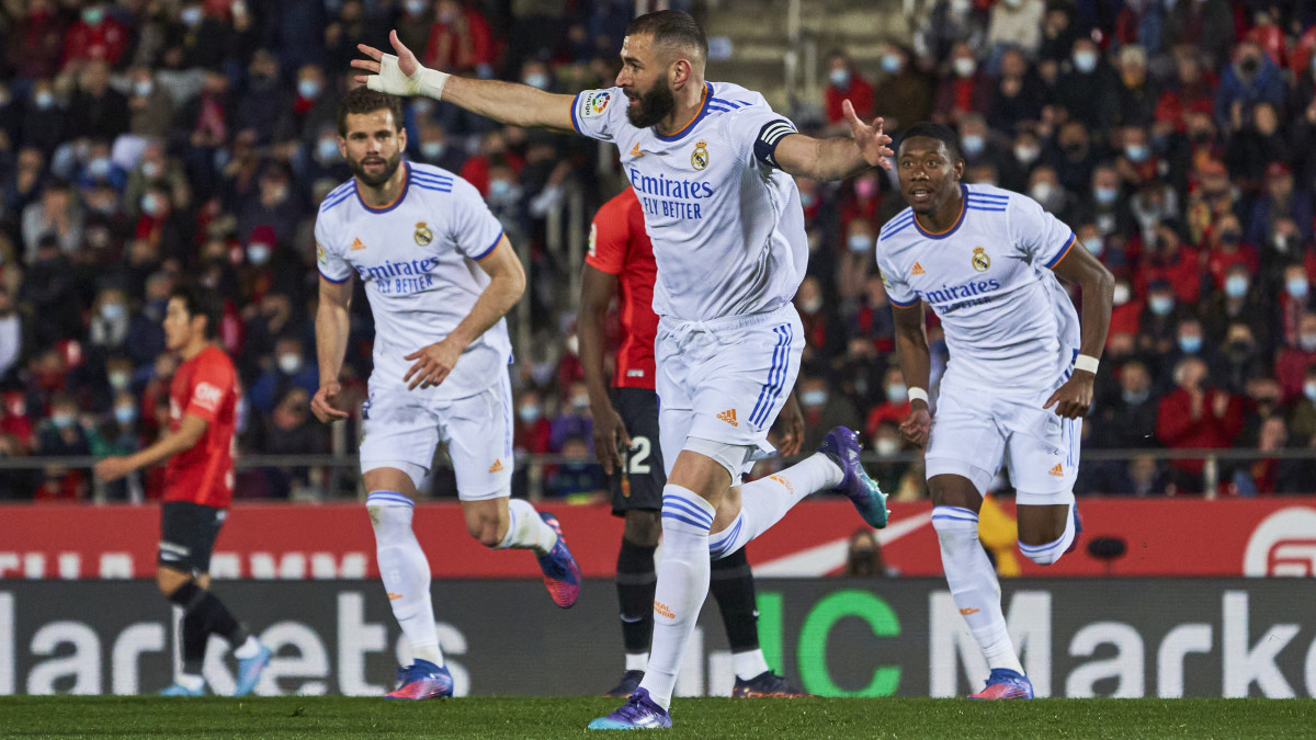 MALLORCA, SPAIN - MARCH 14: Karim Benzema of Real Madrid CF celebrates scoring his teams third goal with teammates during the LaLiga Santander match between RCD Mallorca and Real Madrid CF at Estadio de Son Moix on March 14, 2022 in Mallorca, Spain. (Photo by Rafa Babot/Getty Images)