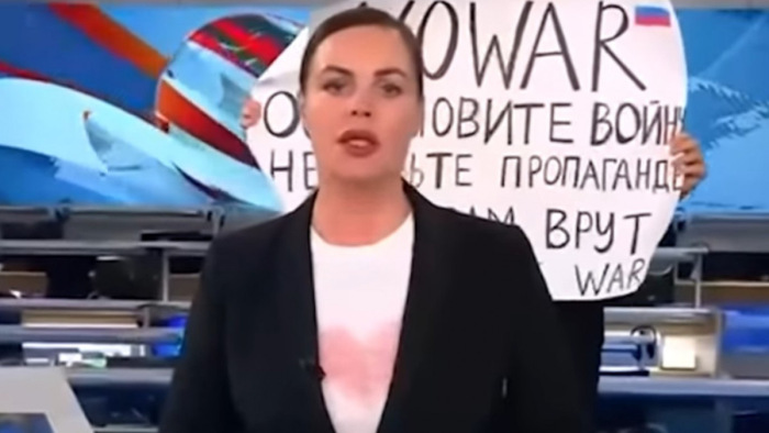 Őrizetbe vették az orosz tévé tiltakozó szerkesztőjét