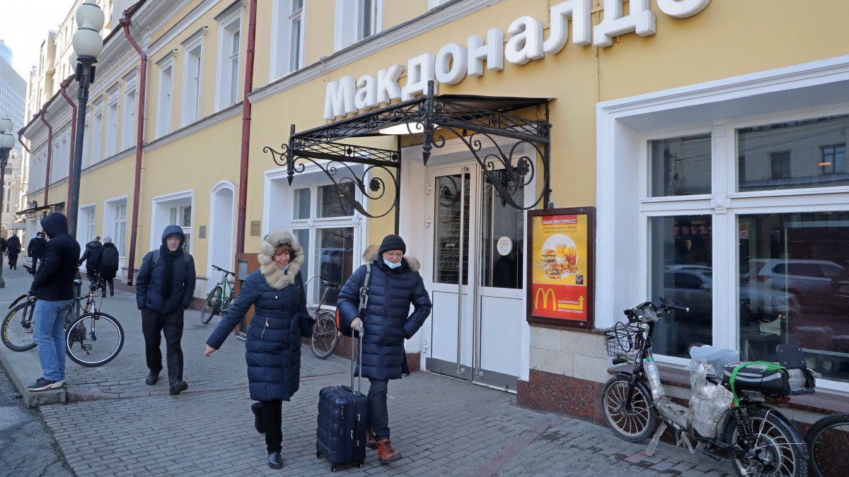 A McDonalds Corporation gyorséttermi üzlethálózat egyik étterme Moszkvában 2022. március 9-én. Az Oroszországra kivetett szankciók miatt a McDonalds és más nyugati vállalatok szüneteltetik vagy korlátozzák működésüket Oroszországban. Vlagyimir Putyin orosz elnök február 24-én rendelte el katonai művelet végrehajtását Ukrajnában.