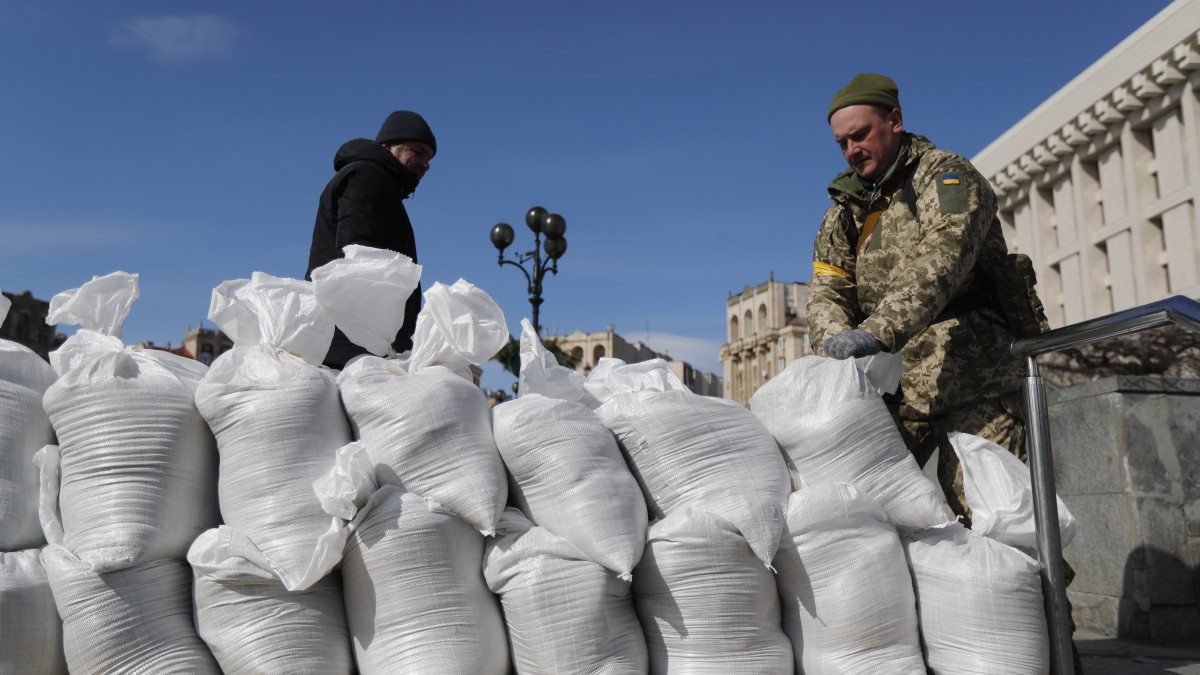 Ukrán katona homokzsákokból épít védővonalat Kijev belvárosában 2022. március 11-én. Vlagyimir Putyin orosz elnök február 24-én rendelte el katonai művelet végrehajtását Ukrajnában.
