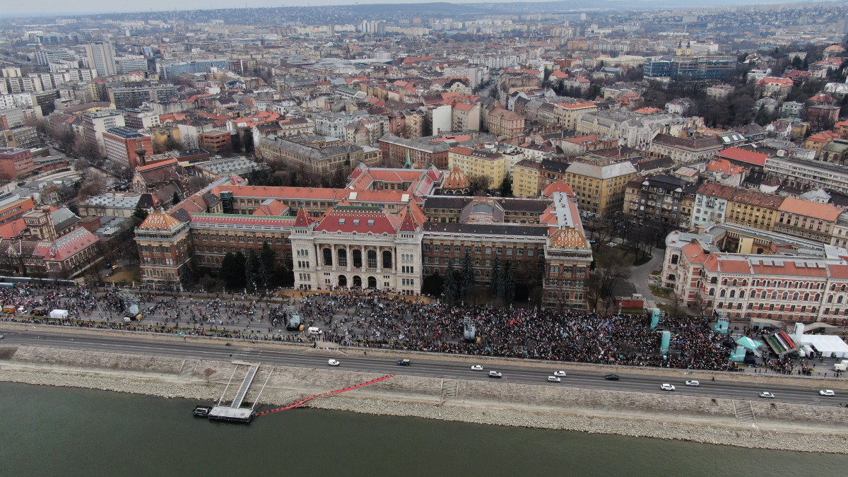 Résztvevők az Egységben Magyarországért nagygyűlésén Budapesten, a Műegyetem rakparton 2022. március 15-én.