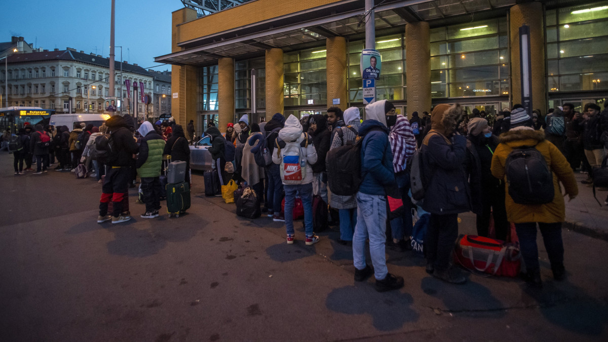 Az orosz-ukrán háború elől menekülő emberek Budapesten, a Nyugati pályaudvaron 2022. március 3-án reggel.