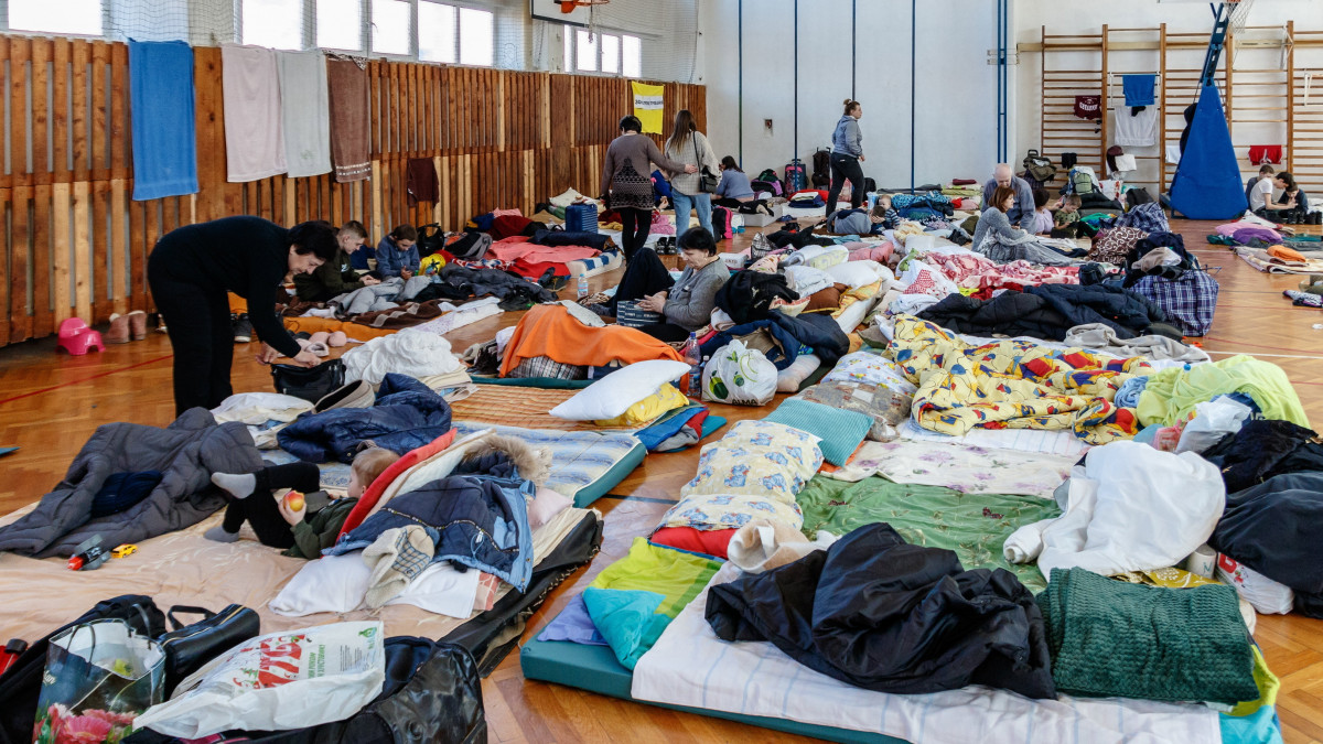 Az orosz-ukrán háború elől Donyeck és Luhanszk megyéből elmenekült emberek egy ungvári gimnázium tornatermében kialakított menekültszálláson 2022. március 11-én.