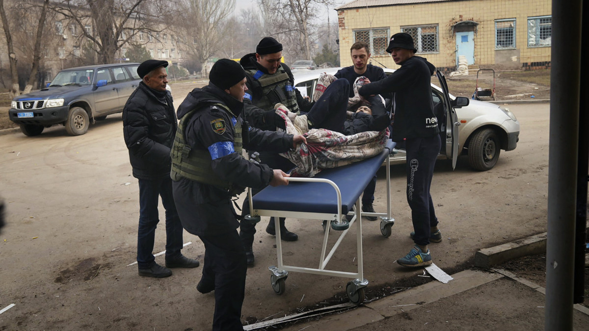 Tüzérségi támadásban megsérült férfit visznek a mariupoli 3. számú kórházba 2022. március 15-én. Vlagyimir Putyin orosz elnök február 24-én rendelte el katonai művelet végrehajtását Ukrajnában.