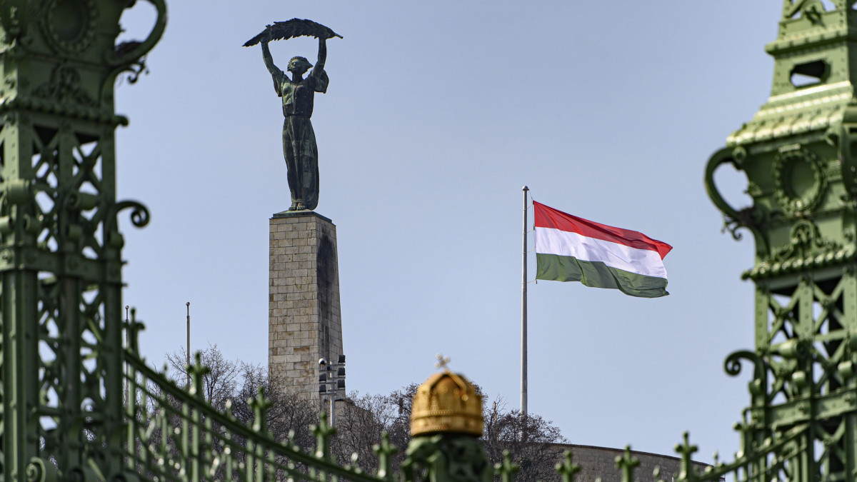 Hazánk legnagyobb nemzeti lobogója a Citadellán 2022. március 15. Nemzeti ünnepünk alkalmából a mai naptól hazánk legnagyobb nemzeti lobogója ékesíti a megújuló Citadellát. A zászló 36 méteres árbócrúdját a belső udvar közepén állították fel. A lobogó felülete 6 x 12 méter, azaz 72 négyzetméter, így ez Magyarország legnagyobb felületű, felvonható nemzeti zászlója.