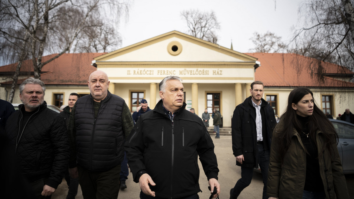 A Miniszterelnöki Sajtóiroda által közreadott képen Orbán Viktor miniszterelnök (k) a háború miatt Ukrajnából Magyarországra menekülők számára kialakított segítségponton Beregsurányban 2022. március 3-án. Mellette Szentkirályi Alexandra kormányszóvivő (j) és Tilki Attila, a térség fideszes országgyűlési képviselője (b2).