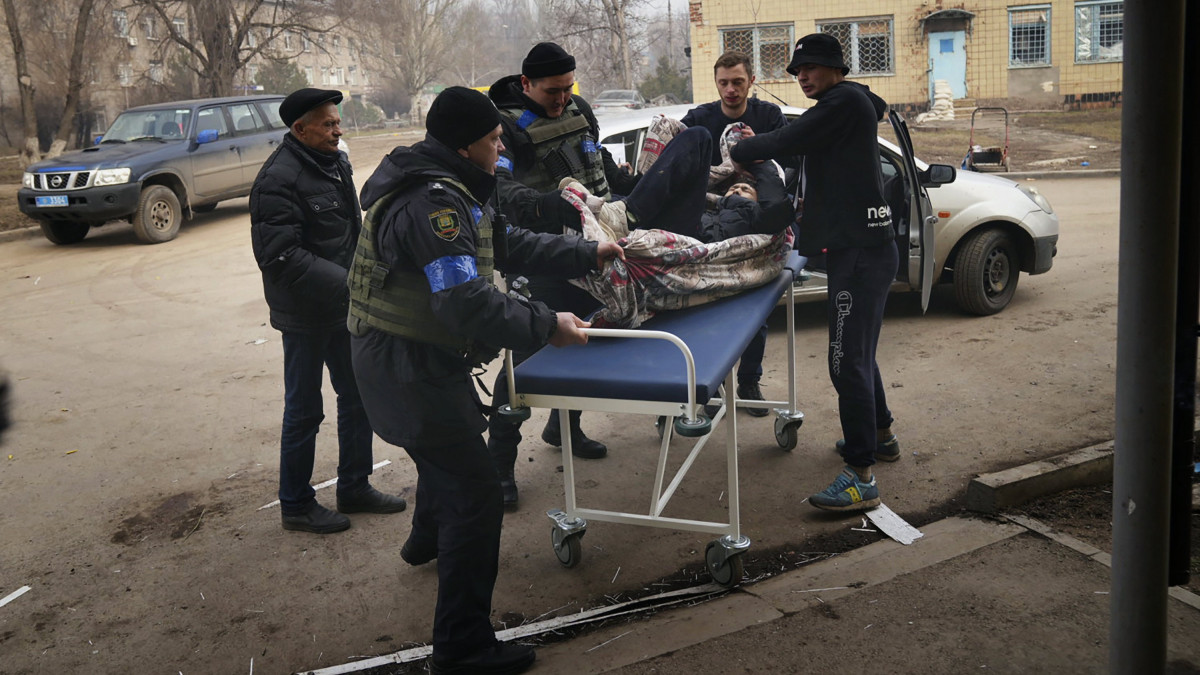 Tüzérségi támadásban megsérült férfit visznek a mariupoli 3. számú kórházba 2022. március 15-én. Vlagyimir Putyin orosz elnök február 24-én rendelte el katonai művelet végrehajtását Ukrajnában.