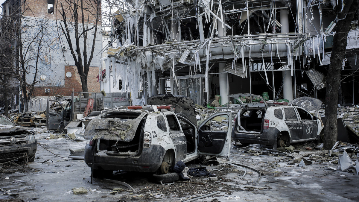Megsemmisült épület a kelet-ukrajnai Harkivban 2022. március 16-án. Vlagyimir Putyin orosz elnök február 24-én rendelte el katonai művelet végrehajtását Ukrajnában.