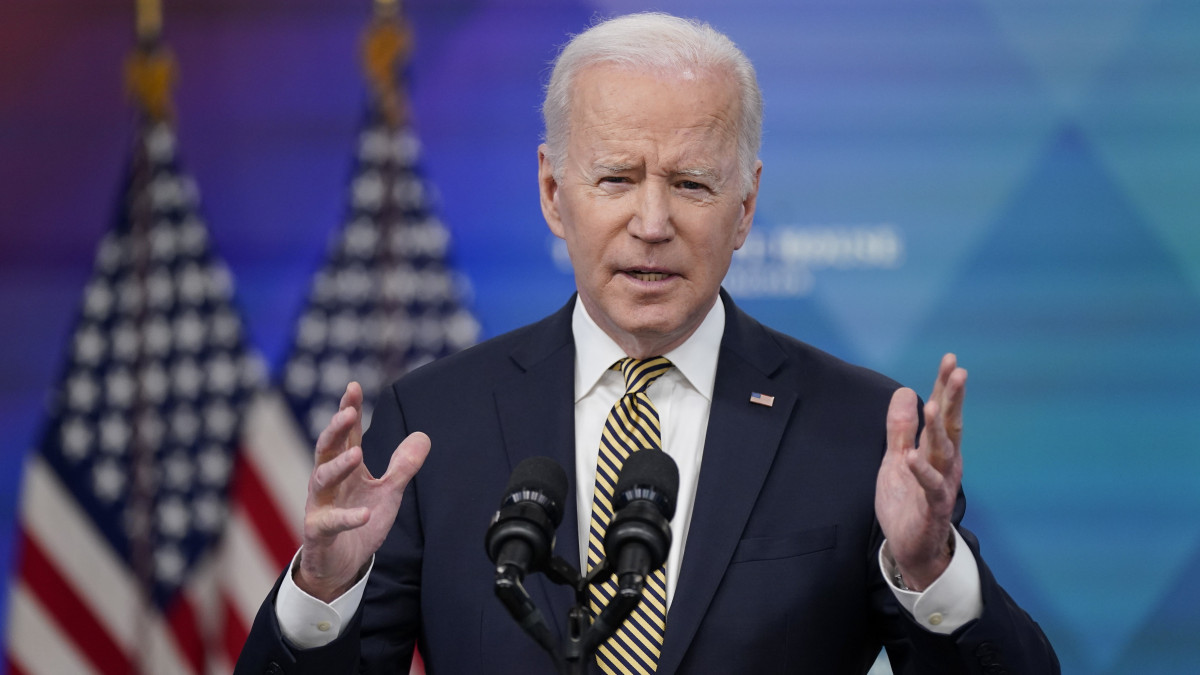 Joe Biden amerikai elnök az Ukrajnának nyújtandó további biztonsági segélyekről beszél a washingtoni Fehér Házban 2022. március 16-án. Vlagyimir Putyin orosz elnök február 24-én rendelte el katonai művelet végrehajtását Ukrajnában.