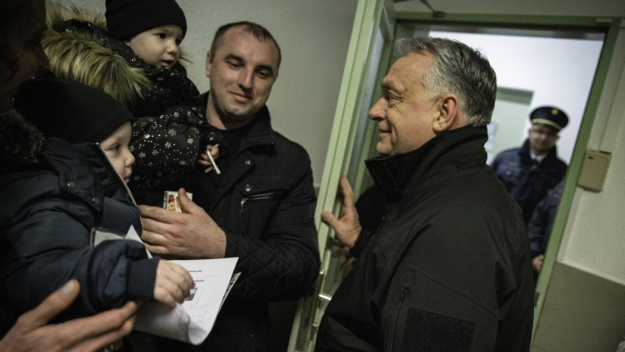 Ukrajnából érkezett menekülteknek adott át okmányokat Orbán Viktor - videó