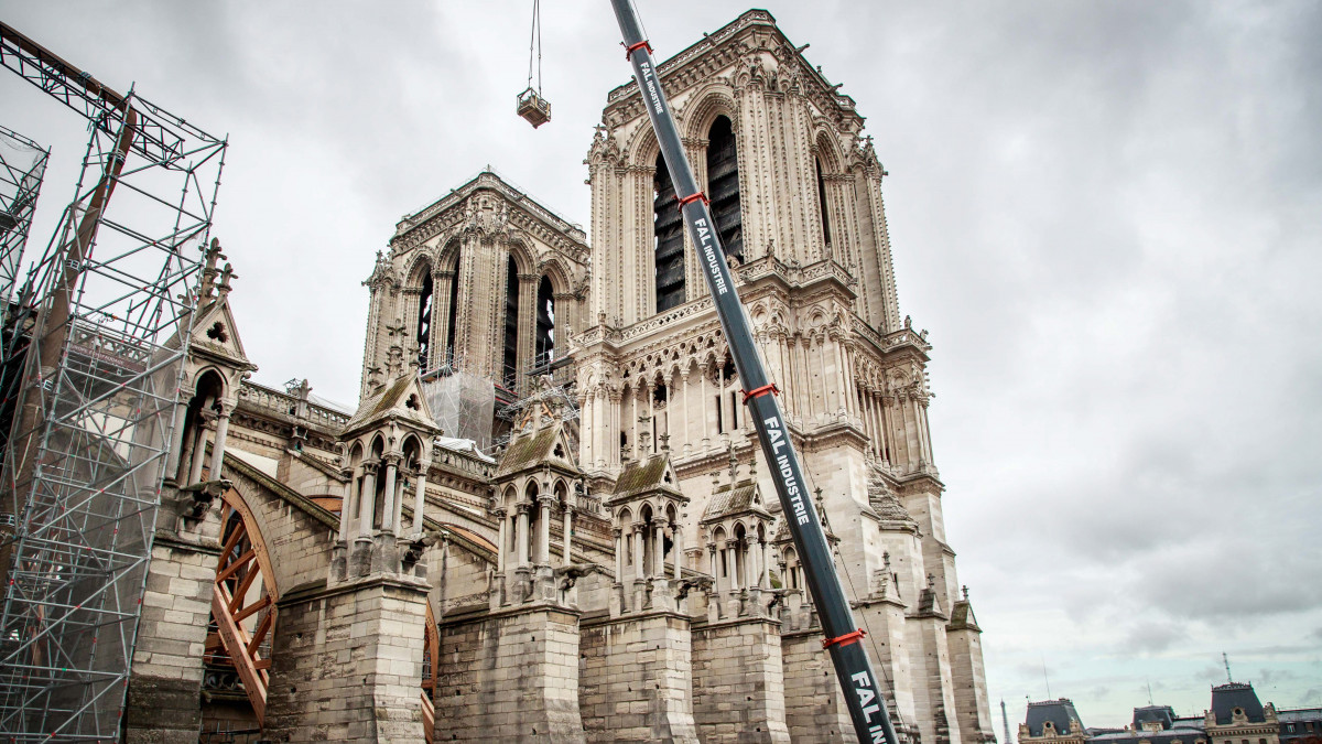 Ősi szarkofágra bukkantak a Notre-Dame alatt – képek
