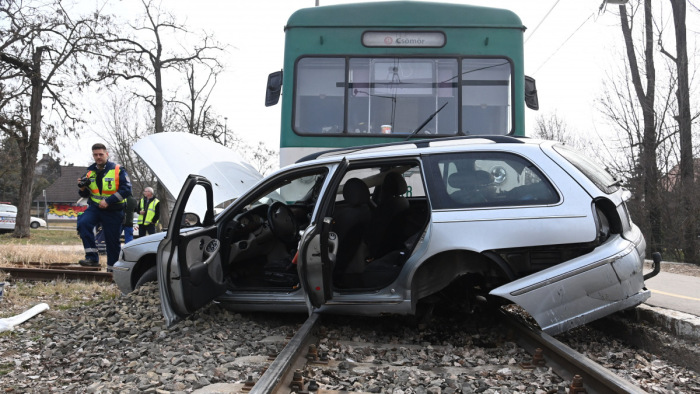 Tragédia tragédia hátán a vasúti átjárókban – itt a közlekedéspszichológus megfejtése