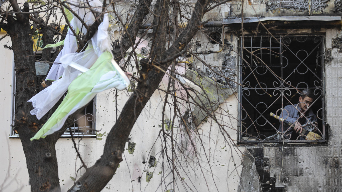 Tűzérségi támadásokban megrongálódott lakótelepi lakások Kijevben 2022. március 15-én. Az ukrán fővárosban kijárási tilalmat rendeltek el este 8 órától március 17-én reggel 7 óráig, miután a városon kívül állomásozó orosz erők több lakóházat is eltaláltak. Vlagyimir Putyin orosz elnök február 24-én rendelte el katonai művelet végrehajtását Ukrajnában.