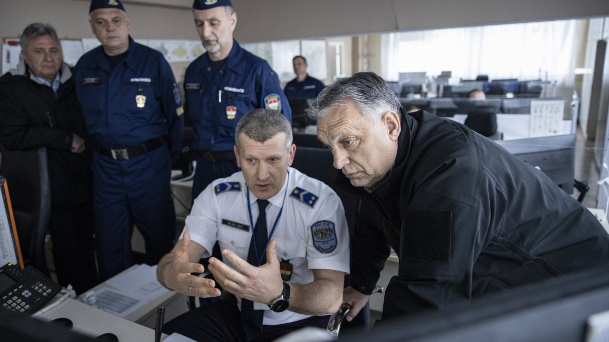 A Miniszterelnöki Sajtóiroda által közreadott képen Orbán Viktor miniszterelnök (j) ellenőrzést tart 2022. március 17-én abban a nyíregyházi rendészeti központban, ahol a katasztrófavédelem és más állami szervek a nap 24 órájában koordinálják a menekültekkel kapcsolatos feladatokat. A központban nyomon követik, hová mennyi menekült érkezik pontosan, buszokat szerveznek és gondoskodnak arról, hogy mindenkinek jusson ellátás és szállás.